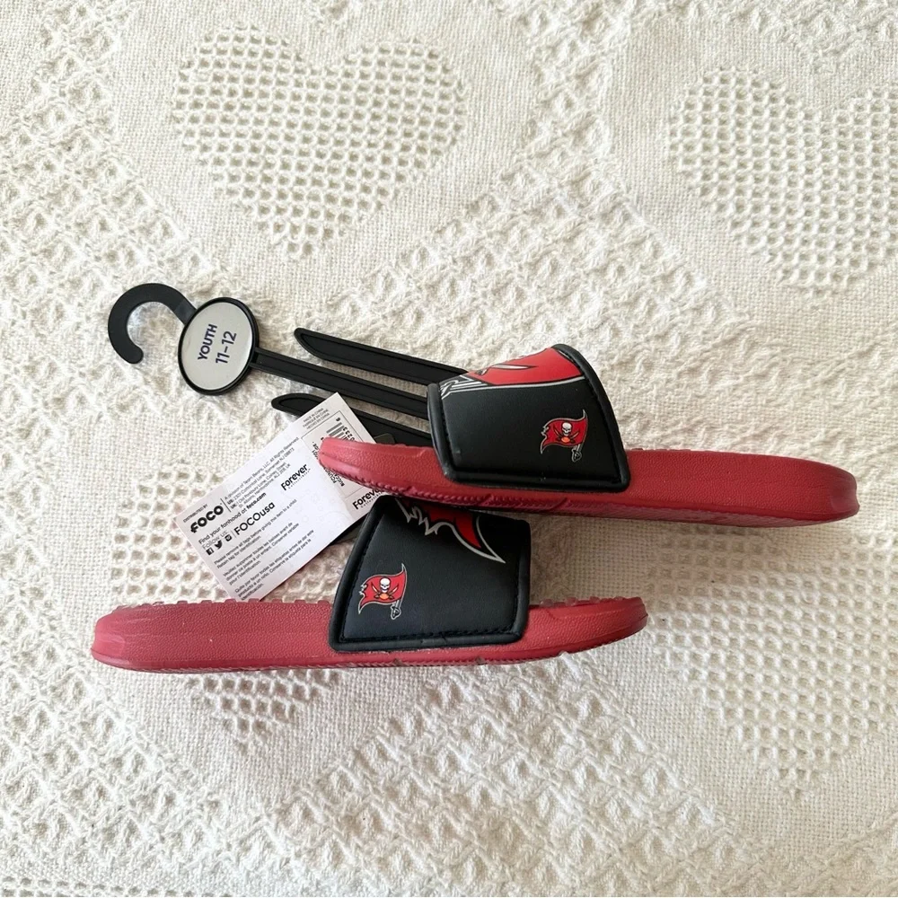 Tampa Bay Buccaneers Shoes Slides Youth 11-12 Red Black Foco Gel Bucs Skull NWT